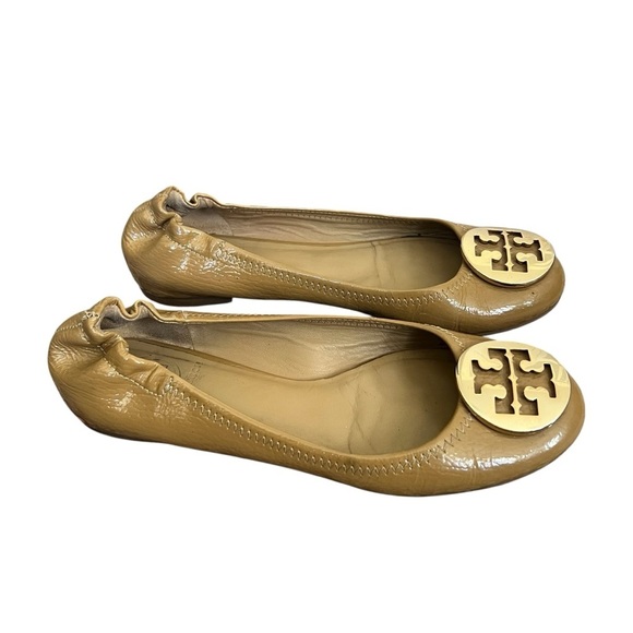 TORY BURCH Logo Ballet Flat Gold Reva Patent Iced Coffee Tan Beige Size 6.5 - Picture 3 of 13